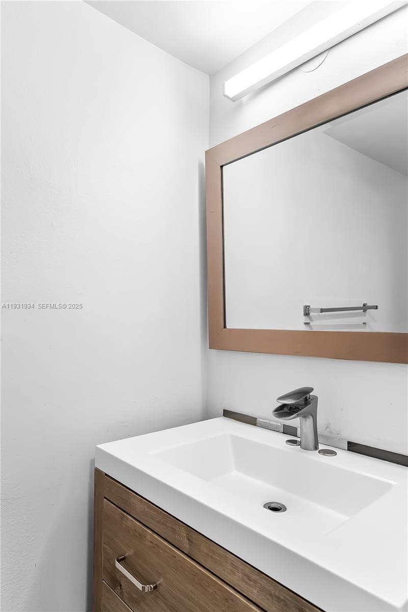 400 Leslie Dr 305 photo 19