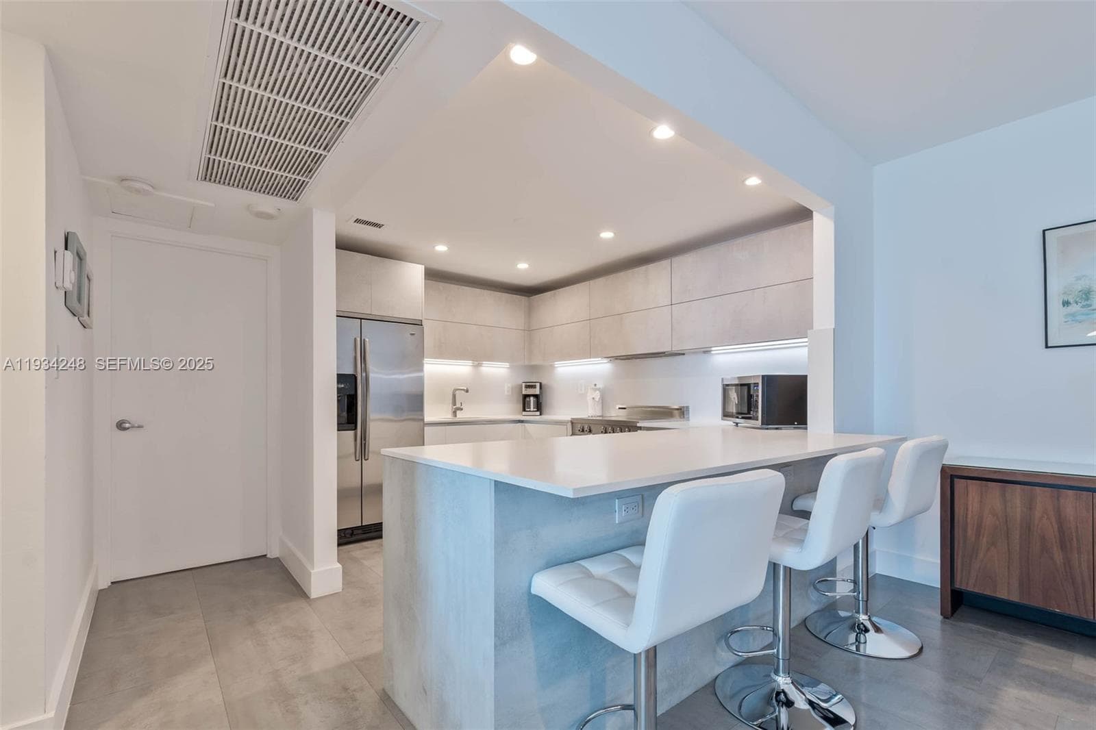 2301 Collins Ave 507 photo 7