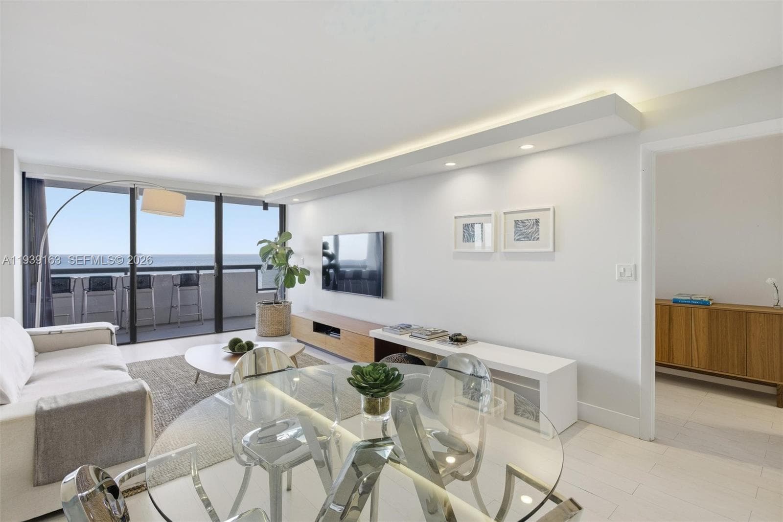 2555 Collins Ave 2105 photo 4
