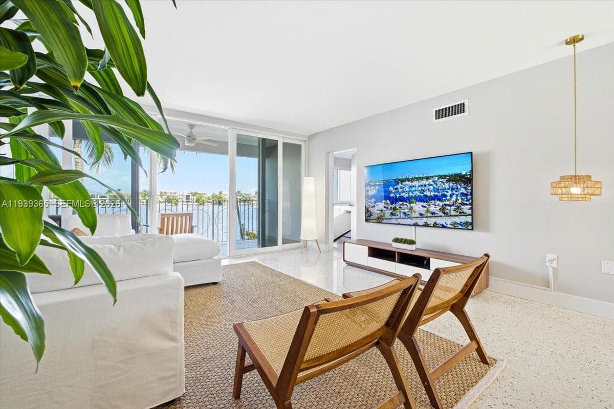 2727 Yacht Club Blvd 2C photo 25