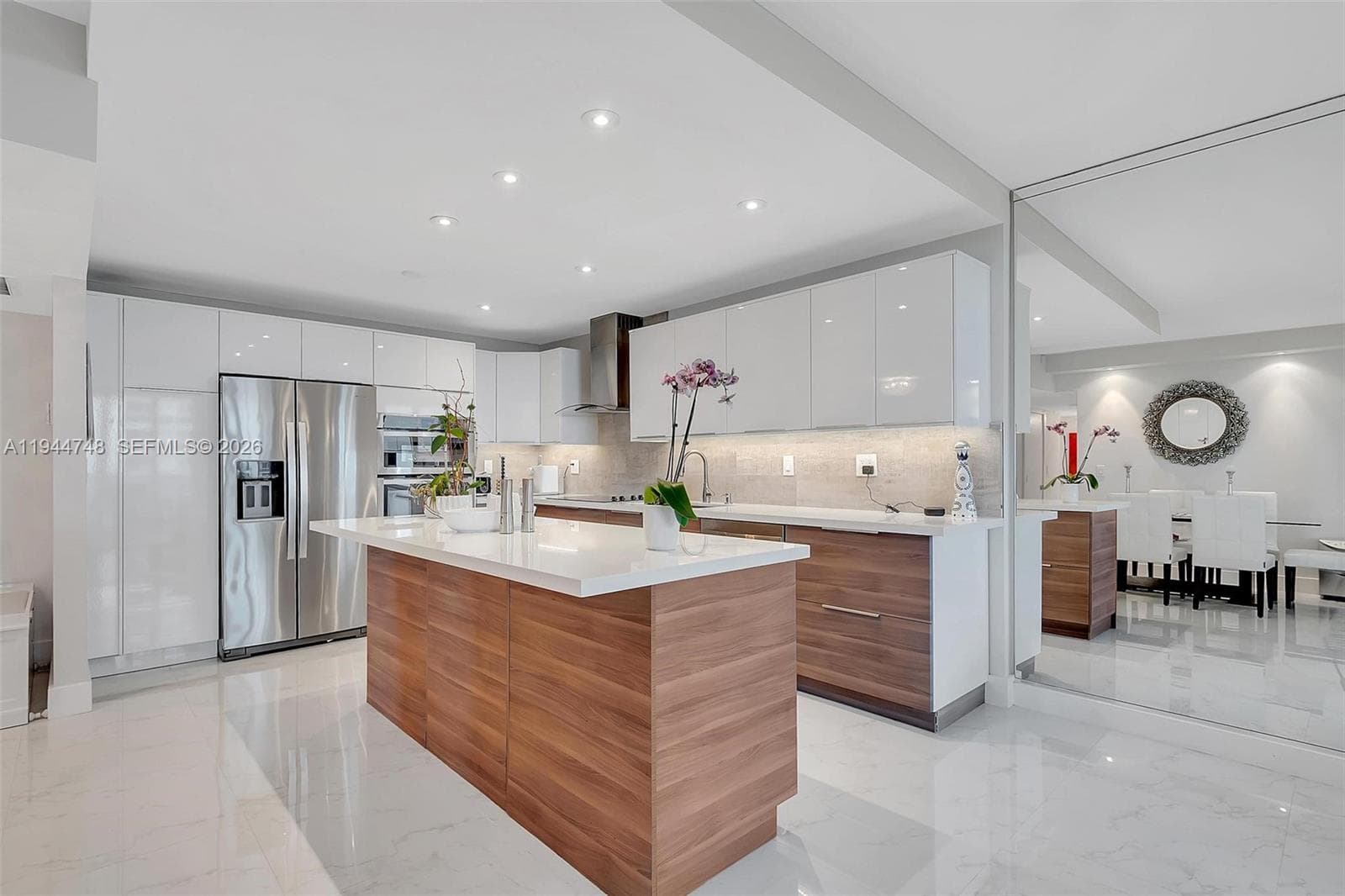 2301 Collins Ave 810 photo 2