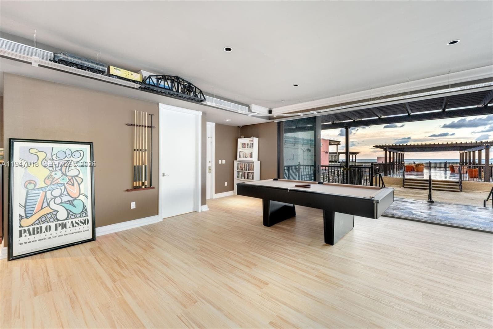 5225 Collins Ave PH8 photo 24