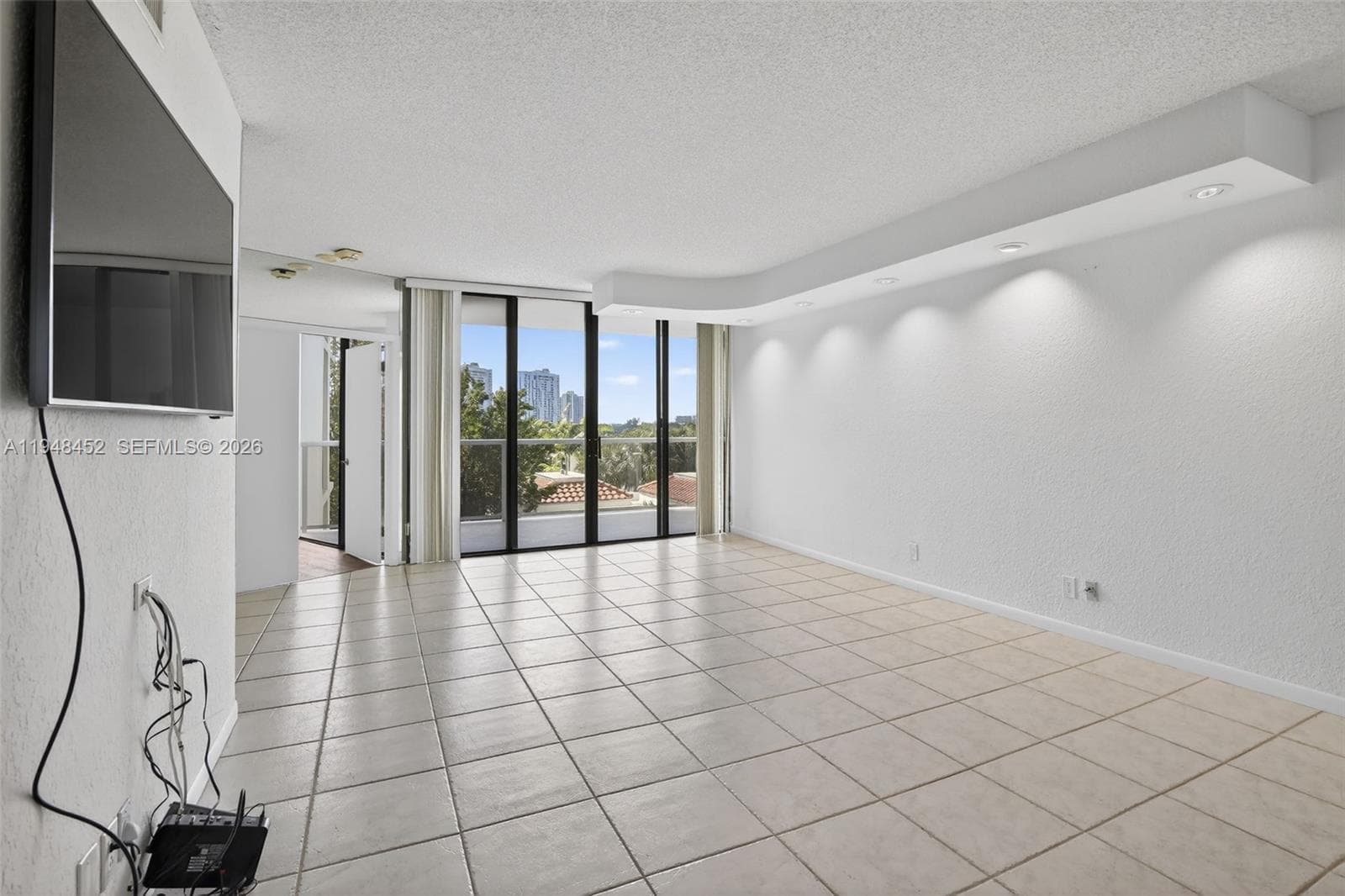 20281 E Country Club Dr 405 photo 6