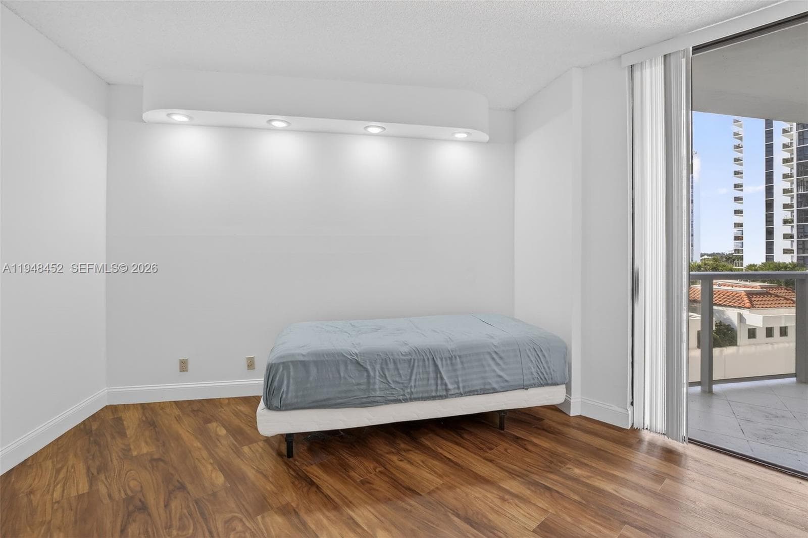 20281 E Country Club Dr 405 photo 25