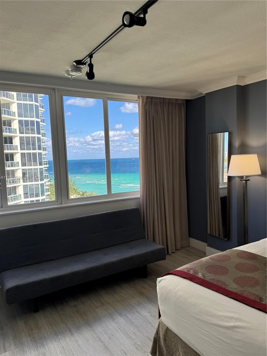 19201 Collins Ave 1018 photo 1