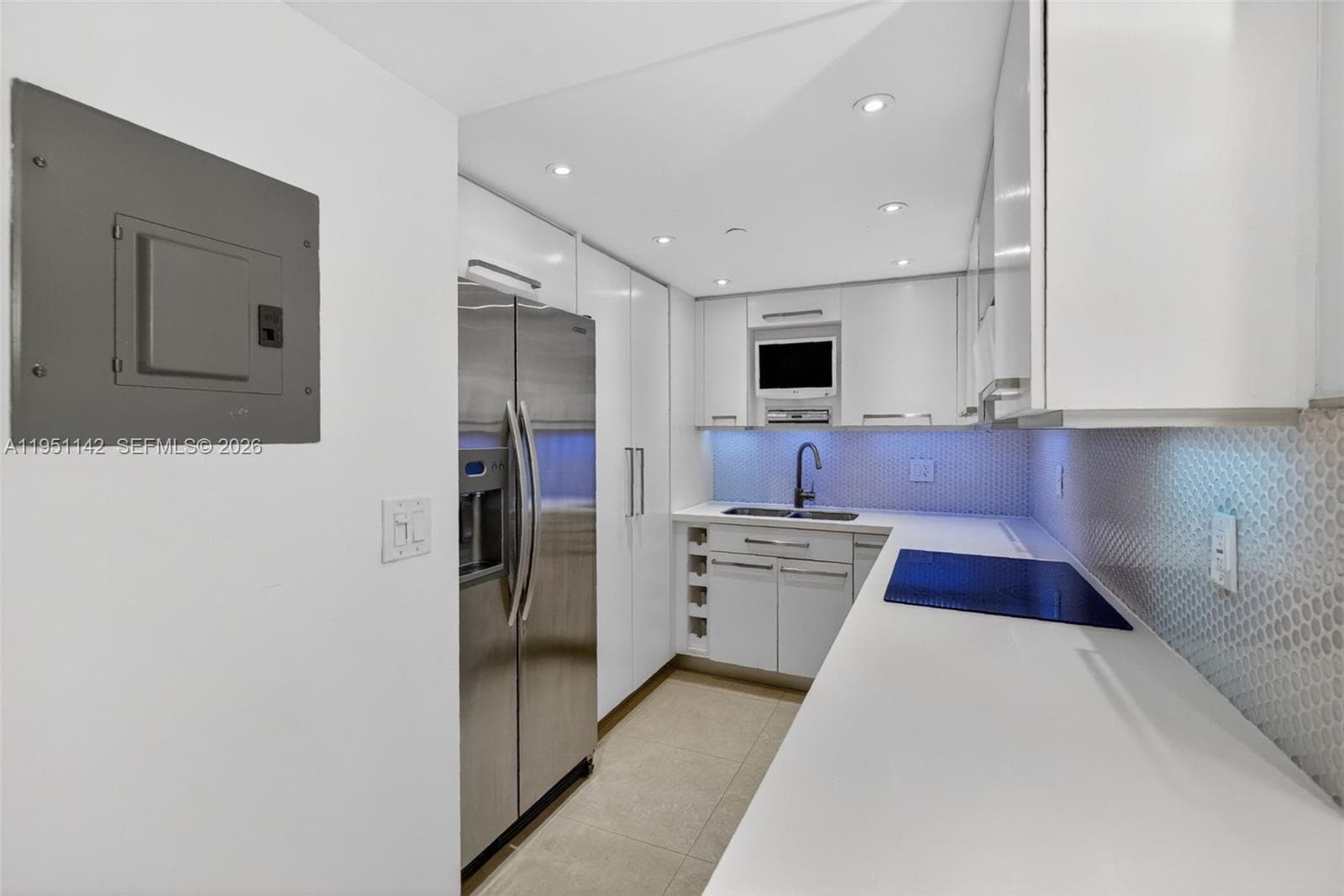 2401 Collins Ave 1110 photo 2