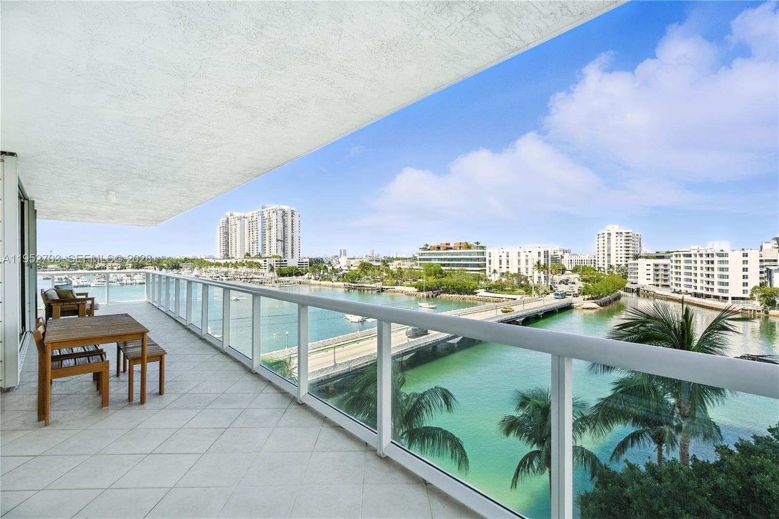 10 Venetian Way 604 photo 4