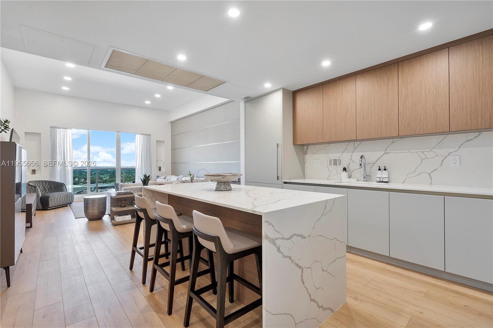 2301 Collins Ave 1633 photo 3