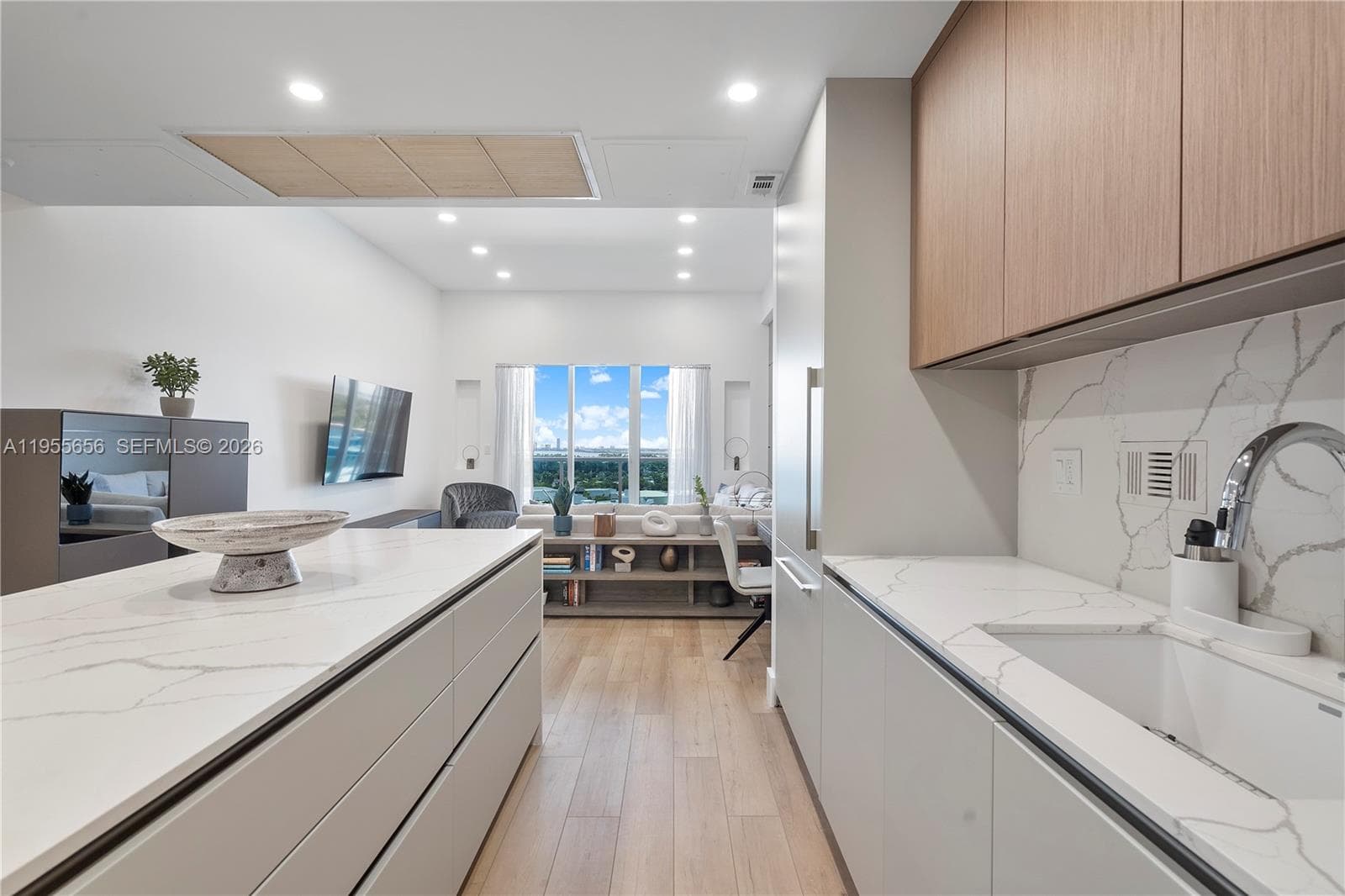 2301 Collins Ave 1633 photo 4
