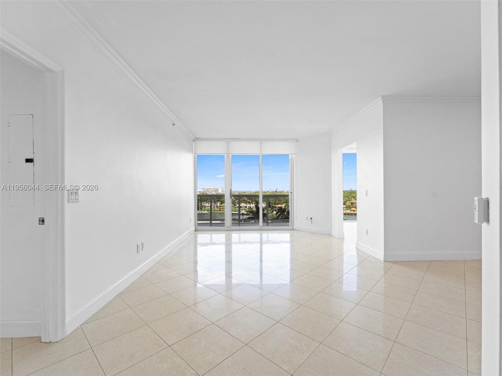 806 photo 2