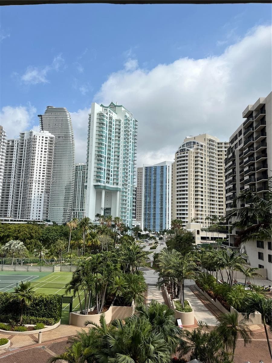 520 Brickell Key Dr A610 photo 2