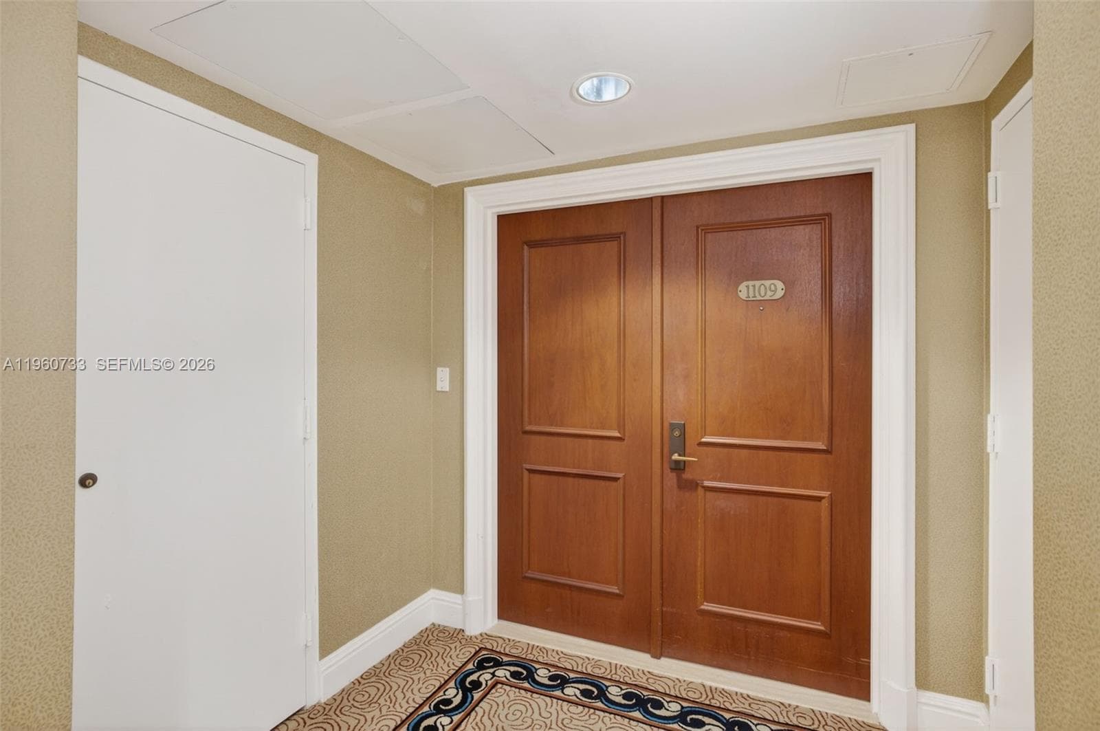 2000 ISLAND Blvd 1109 photo 2