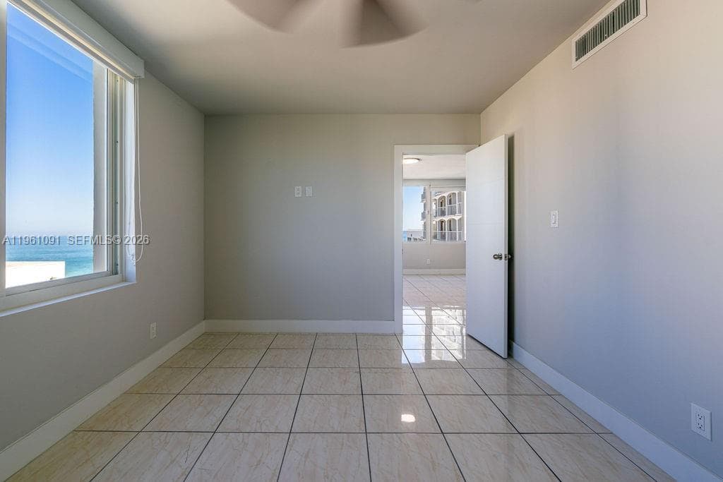 5401 Collins Ave 919 photo 12