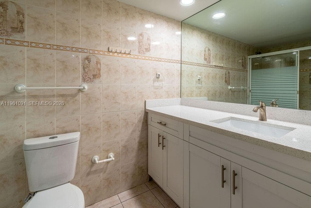 5401 Collins Ave 919 photo 19