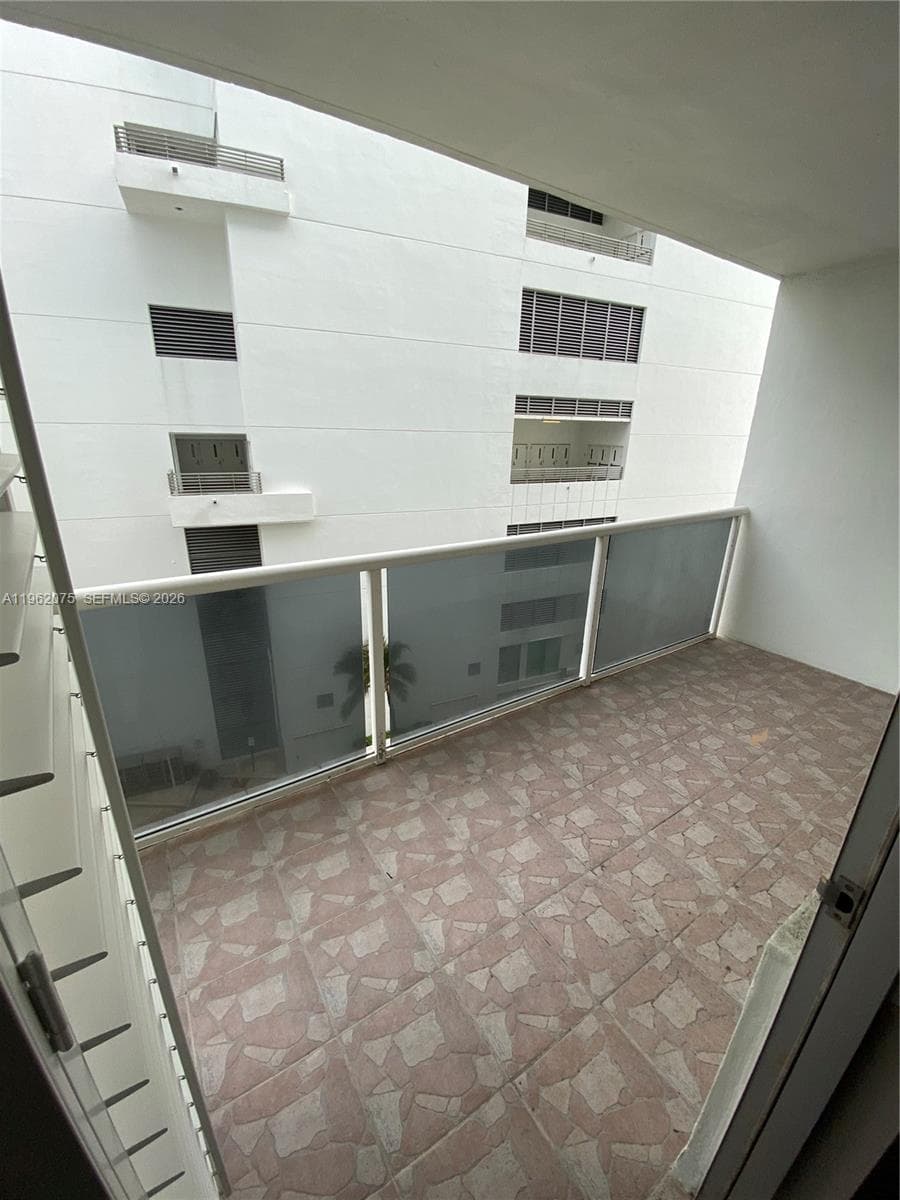 3725 S Ocean Dr 607 photo 2