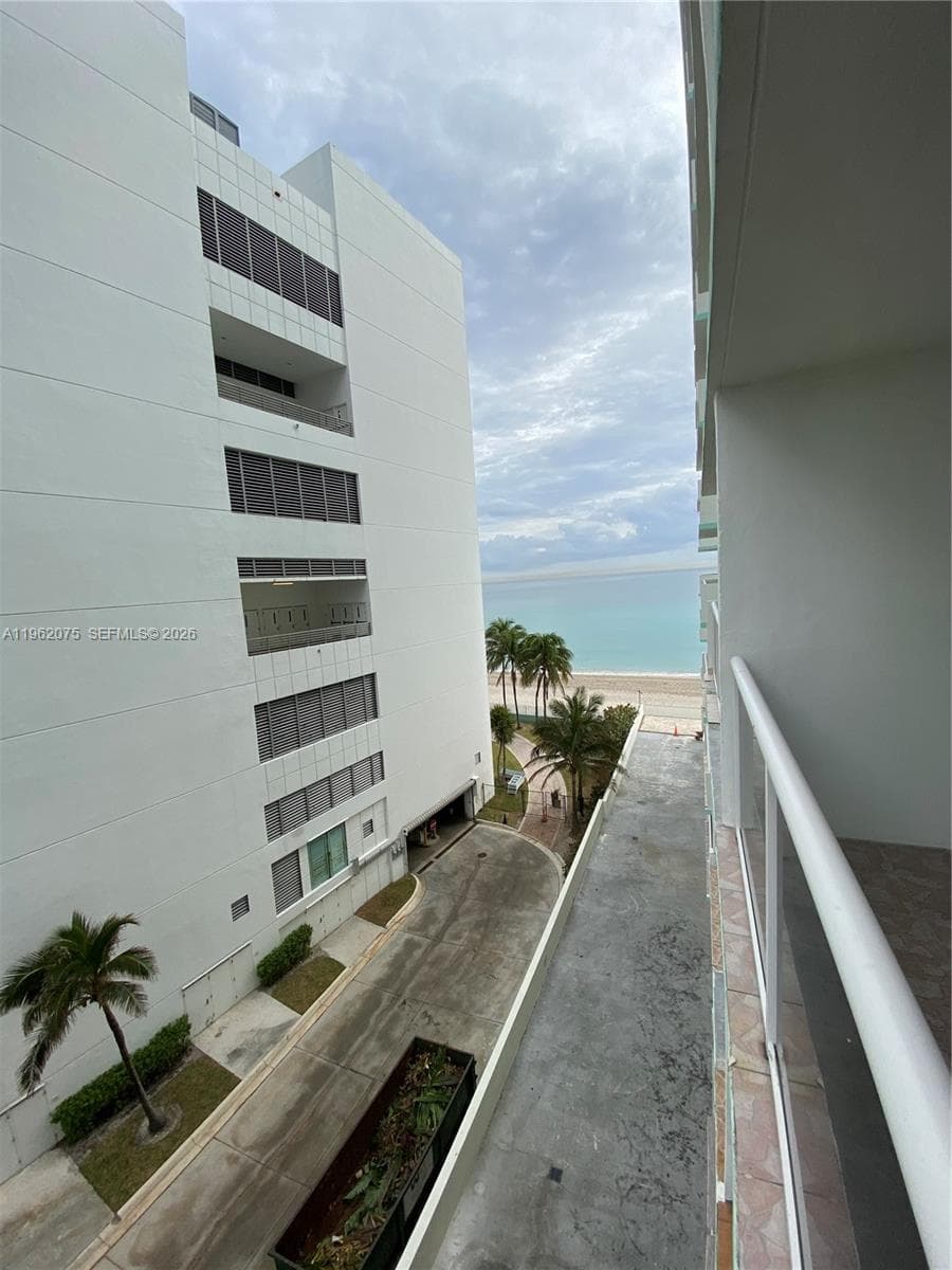 3725 S Ocean Dr 607 photo 3