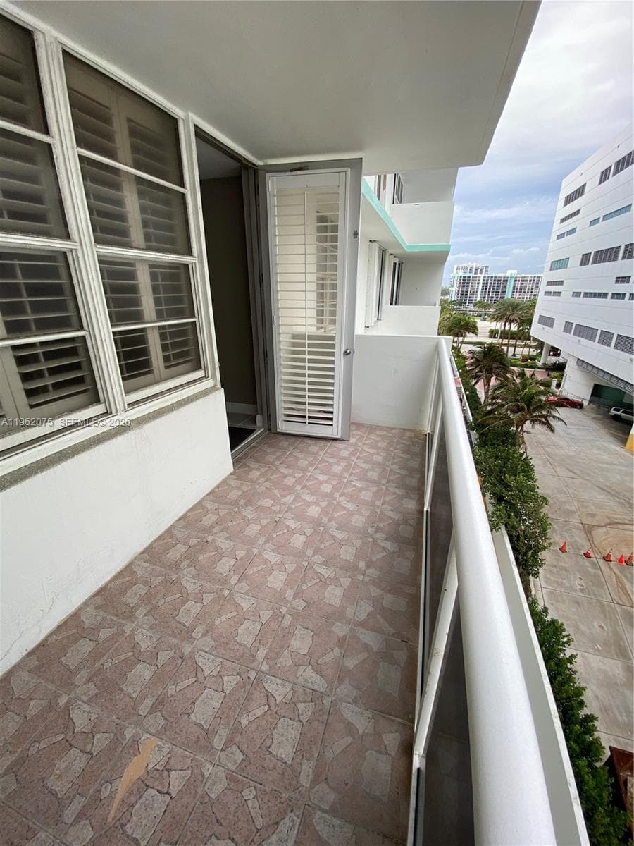 3725 S Ocean Dr 607 photo 4