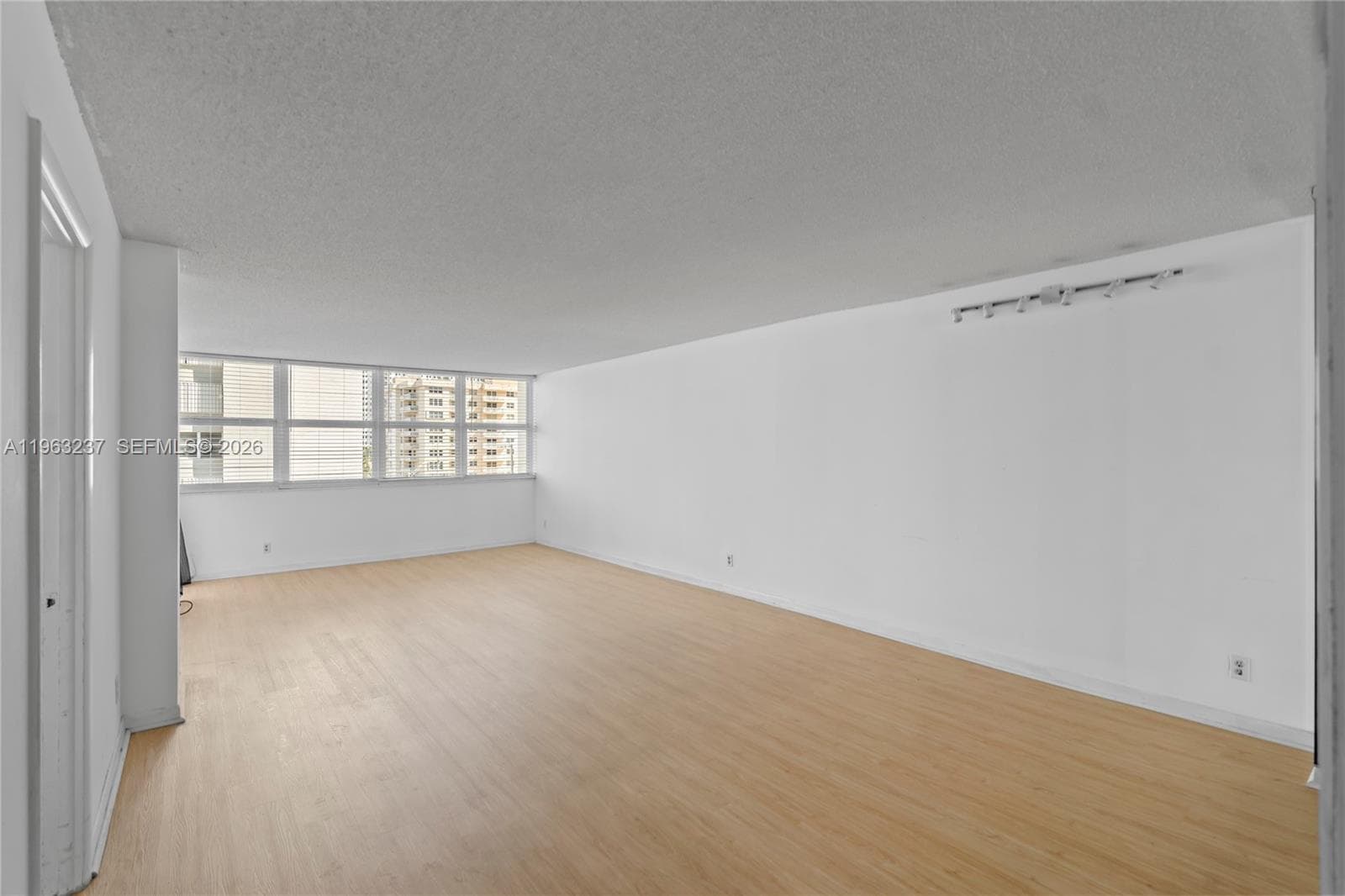 1410 Ocean Dr 503 photo 24