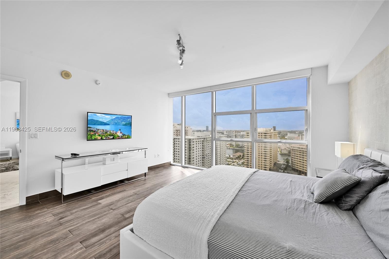1830 Ocean Dr 1907 photo 10