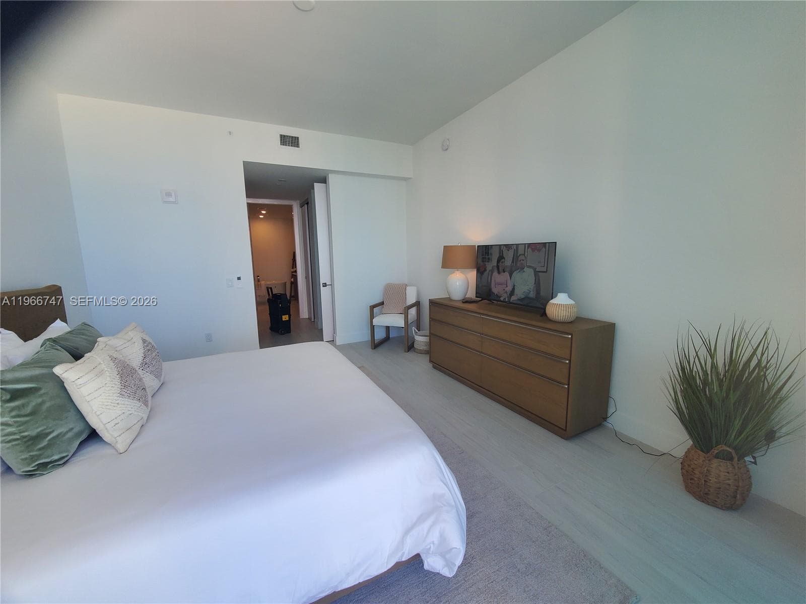 17550 COLLINS 1402 photo 24
