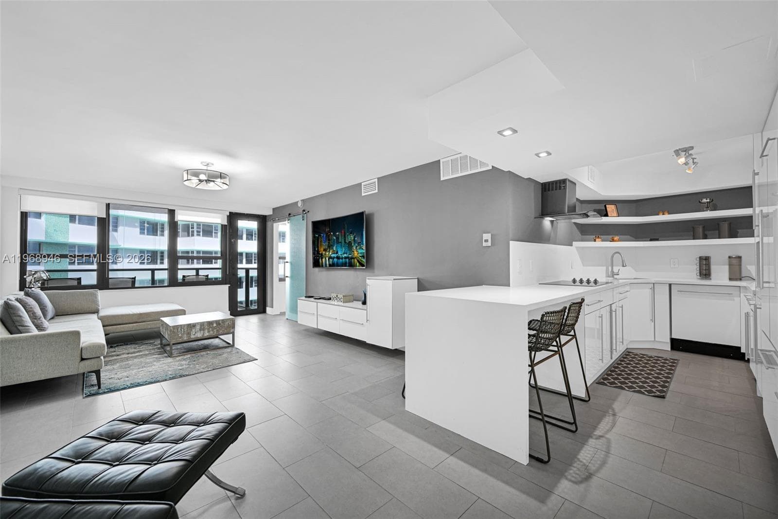 5225 Collins Ave 714 photo 2