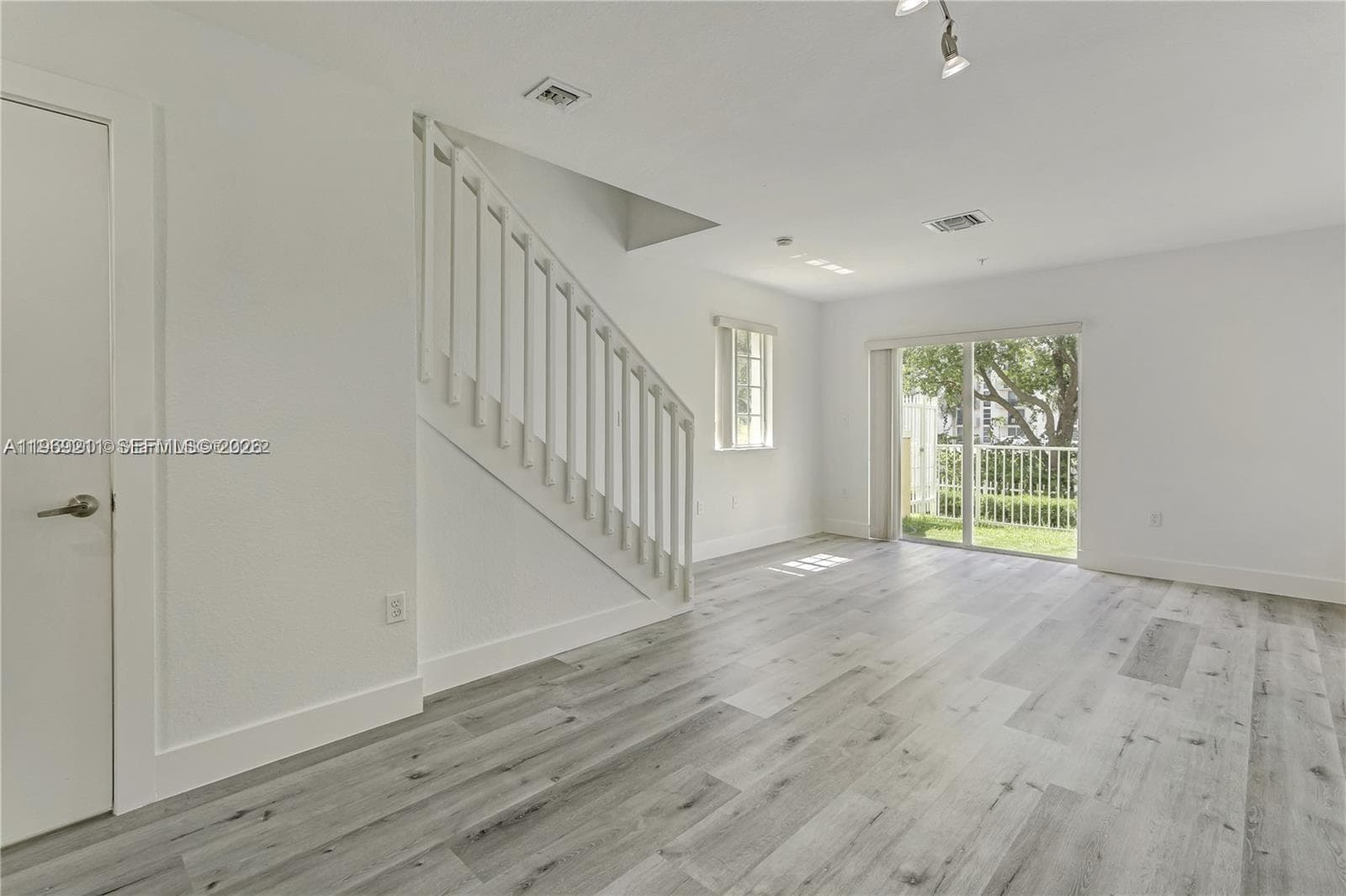 2054 NE 167th St 3-122 photo 4