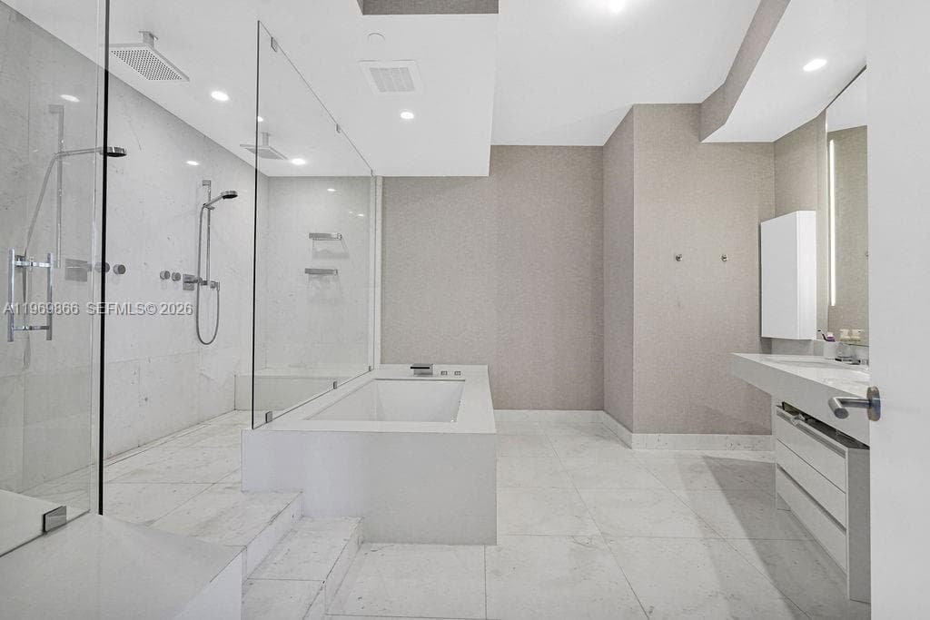18555 Collins Ave 2605 photo 13