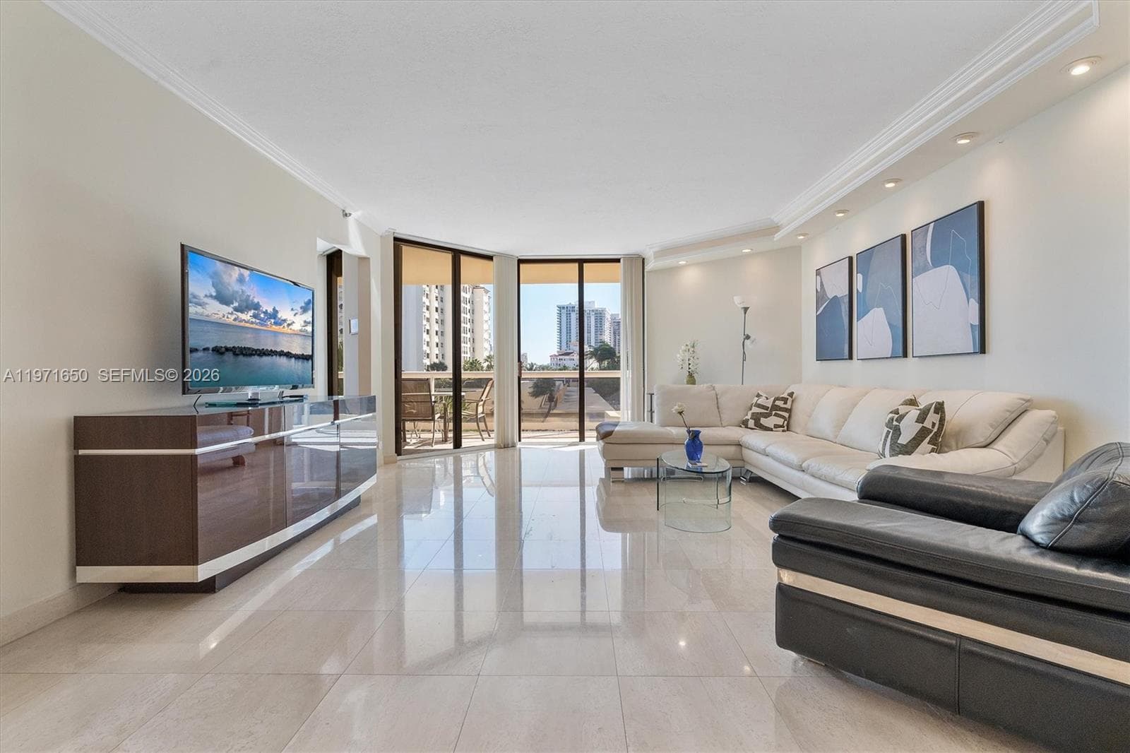20191 E Country Club Dr 510 photo 3
