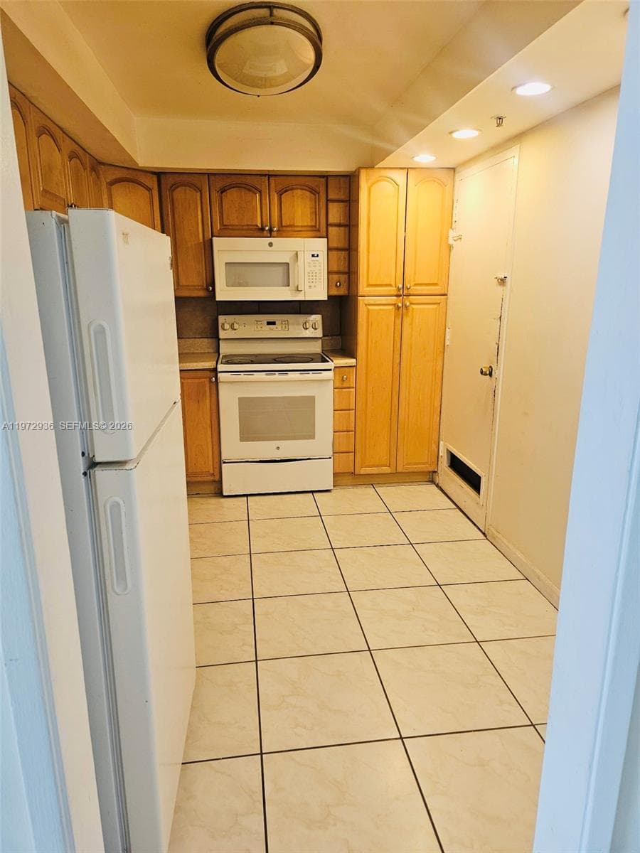400 Kings Point Dr 1624 photo 10