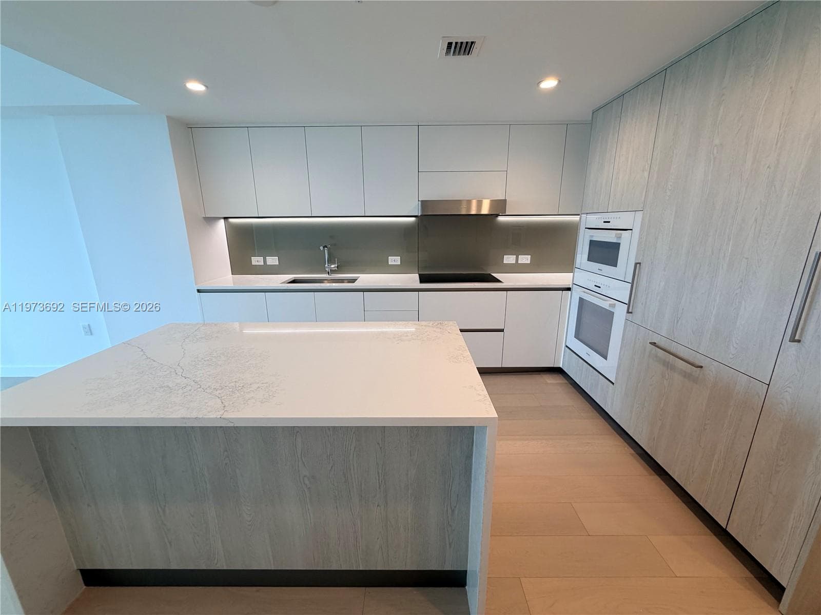 9221 E Bay Harbor Dr 307 photo 6
