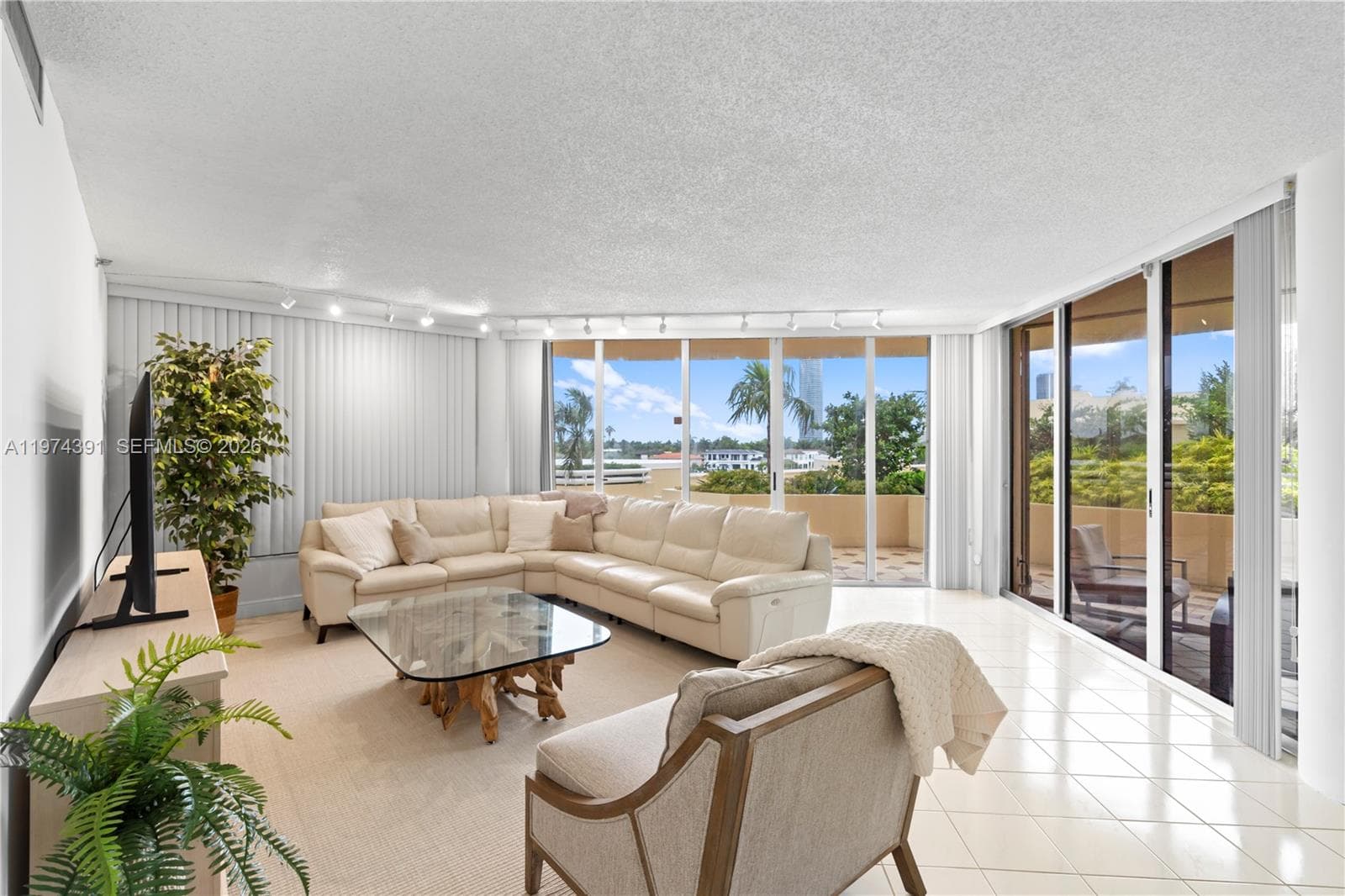 20191 E Country Club Dr 407 photo 5