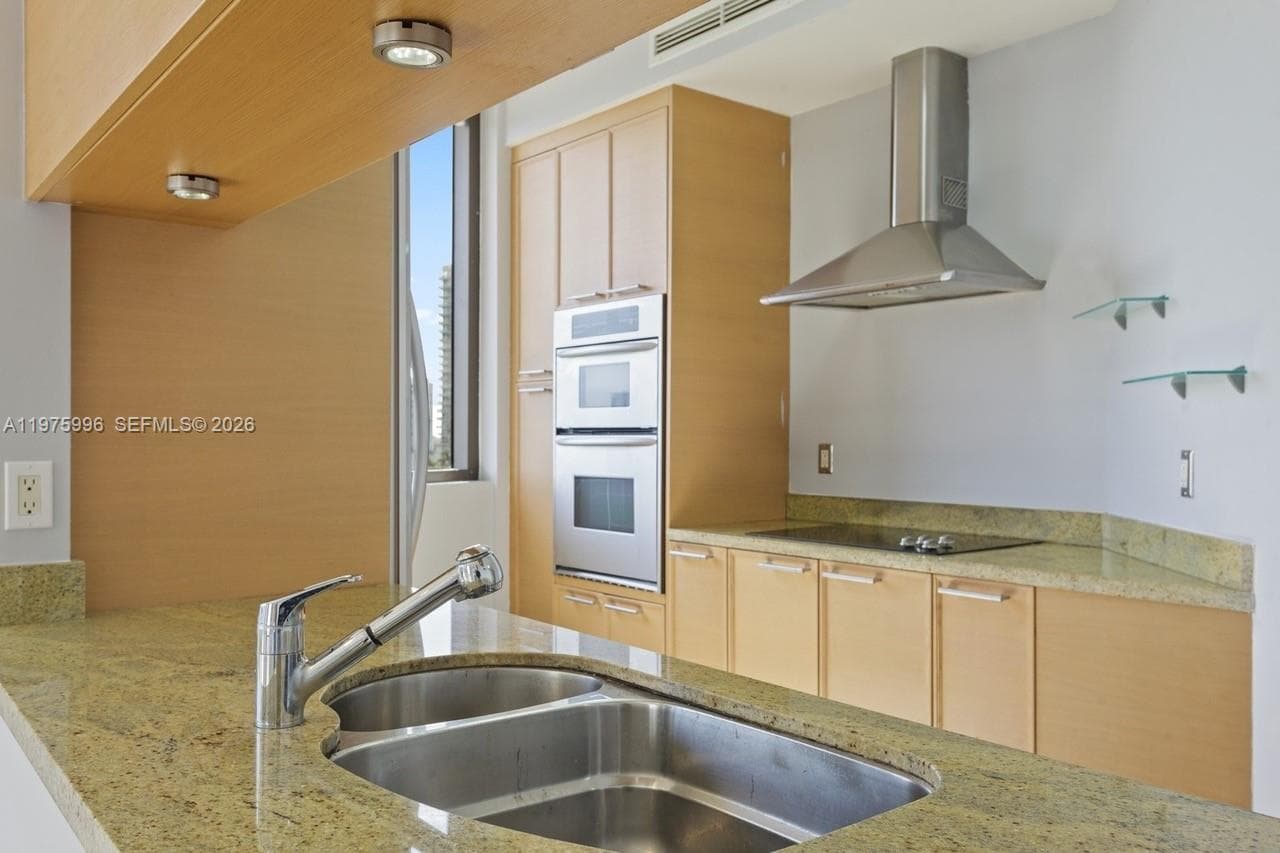 16275 Collins Ave 904 photo 3