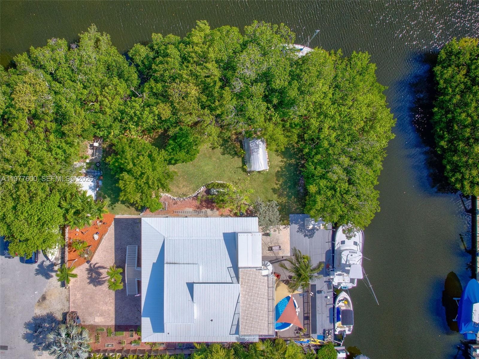 894 Ellen Dr photo 6