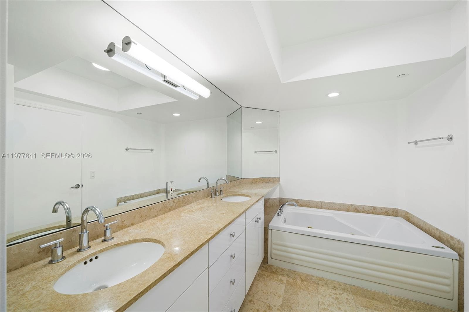 4775 Collins Ave 2507 photo 11