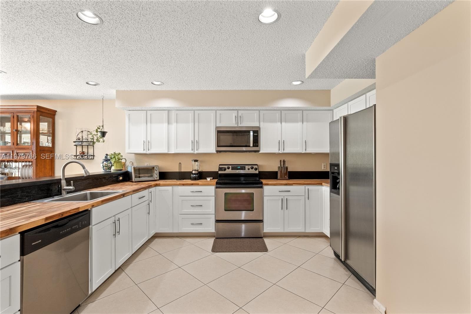 5692 Santiago Cir photo 10