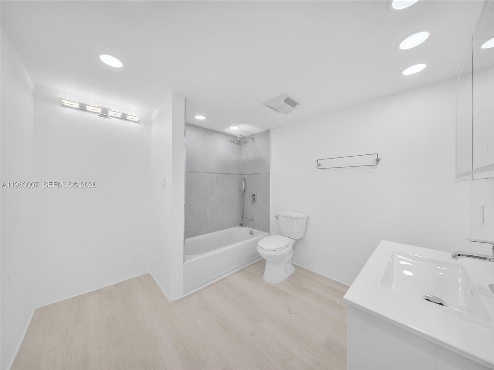 301 174th St 1818 photo 16