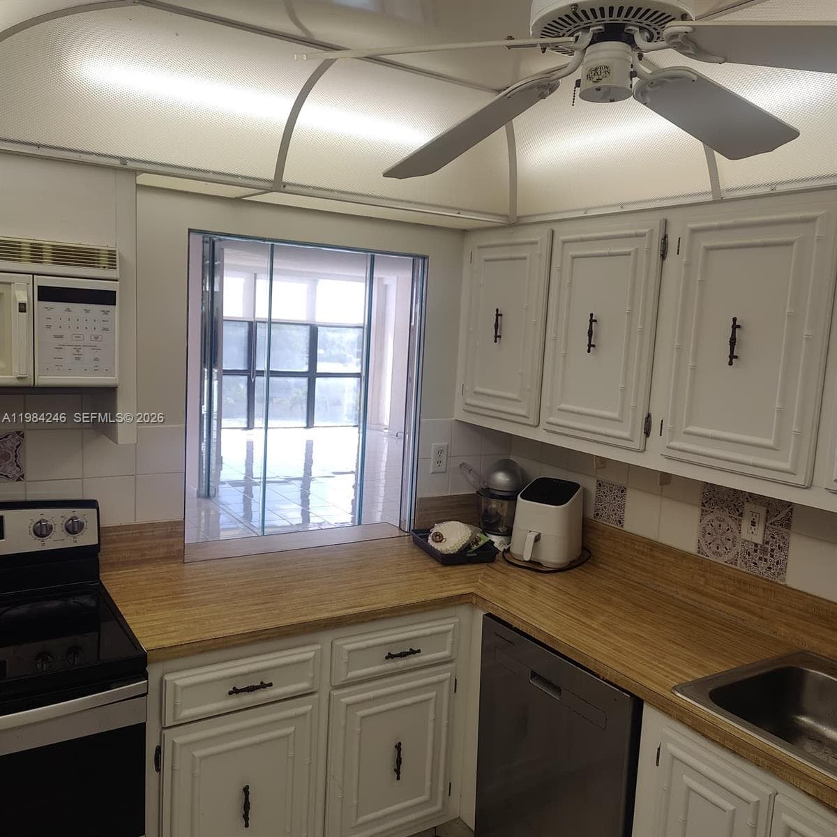 800 Parkview Dr 527 photo 9