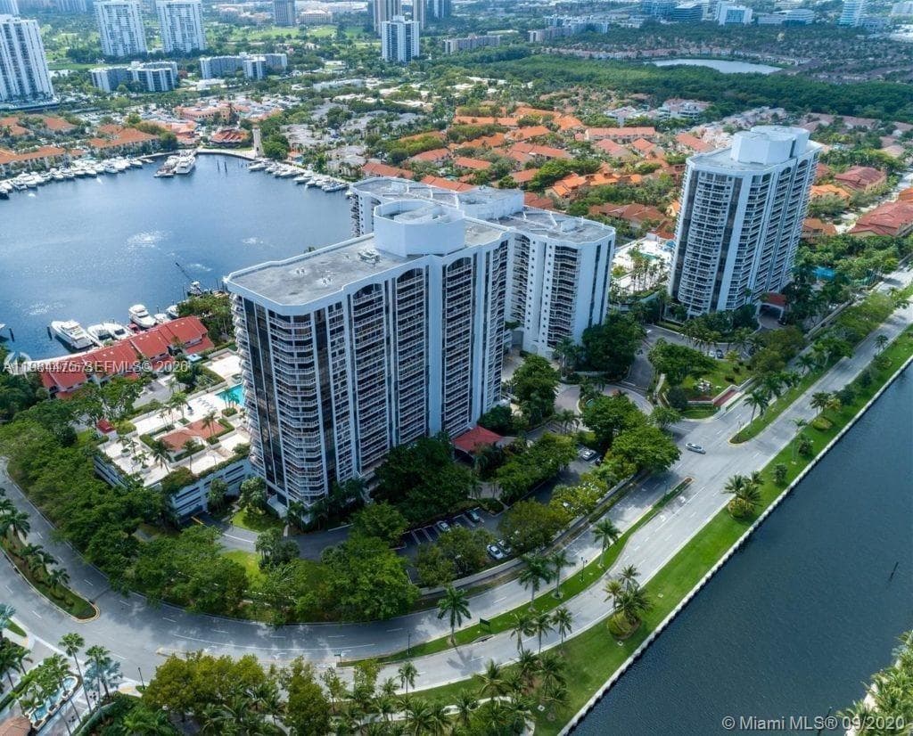 3610 Yacht Club Dr 1002 photo 3