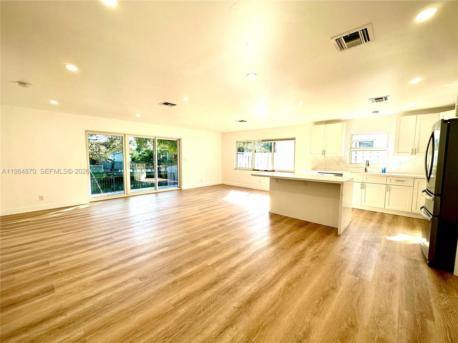 3042 Hayes St photo 15