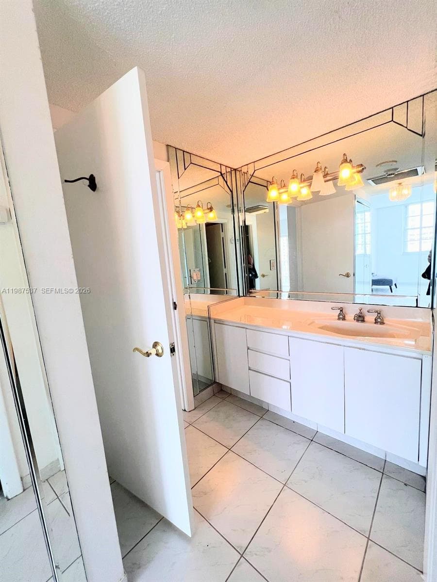 300 Bayview Dr 915 photo 23