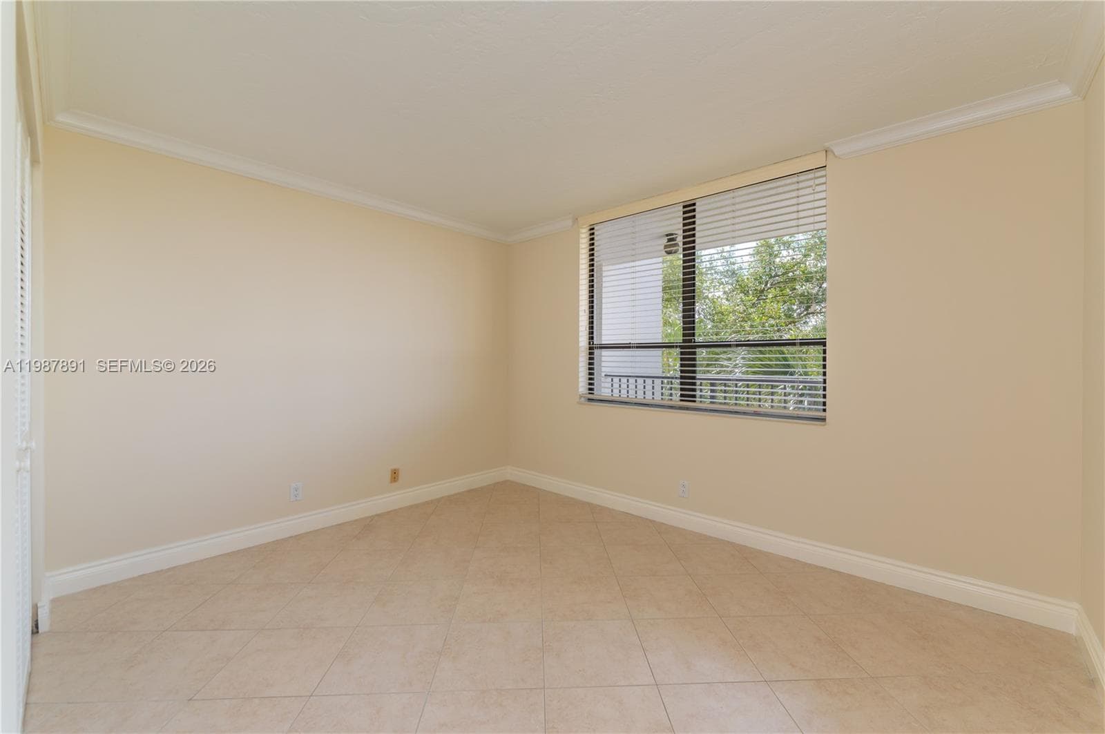 545 SE 12th St 305 photo 2