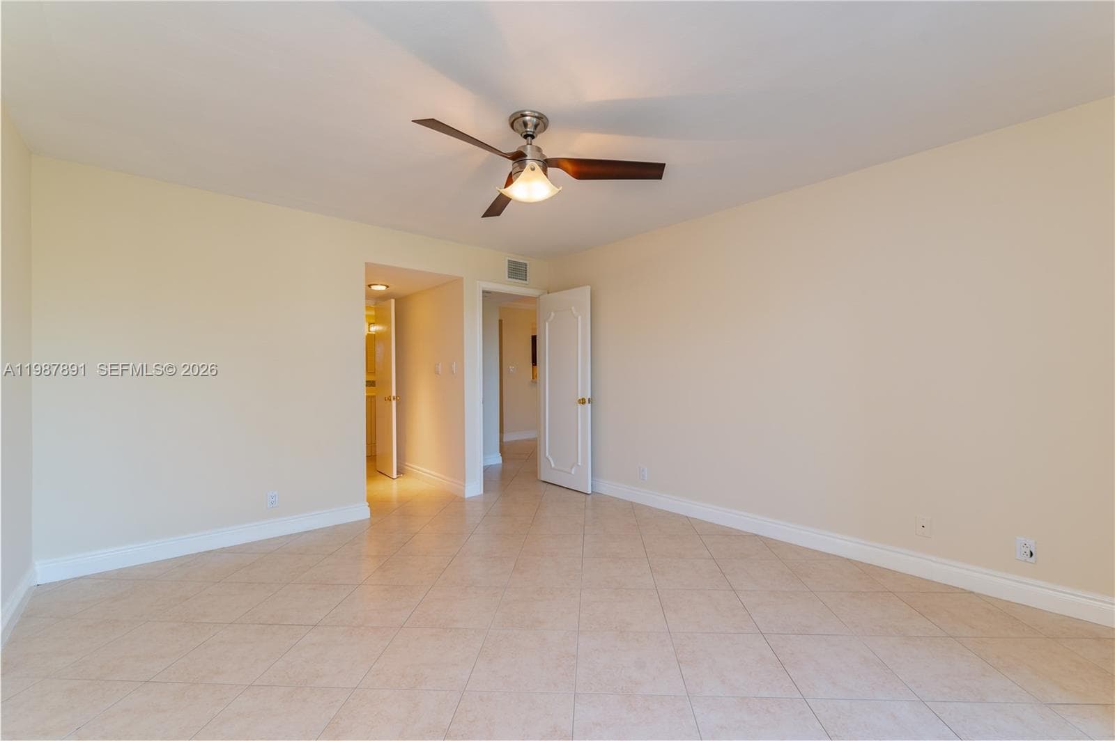 545 SE 12th St 305 photo 6