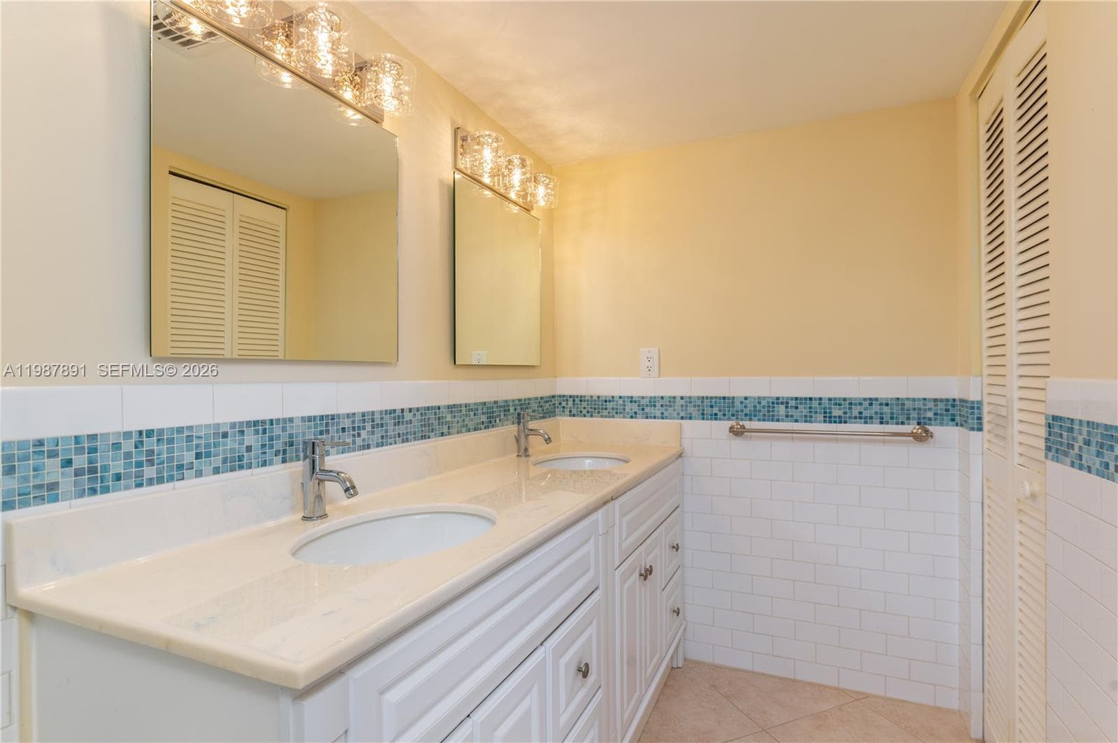 545 SE 12th St 305 photo 12