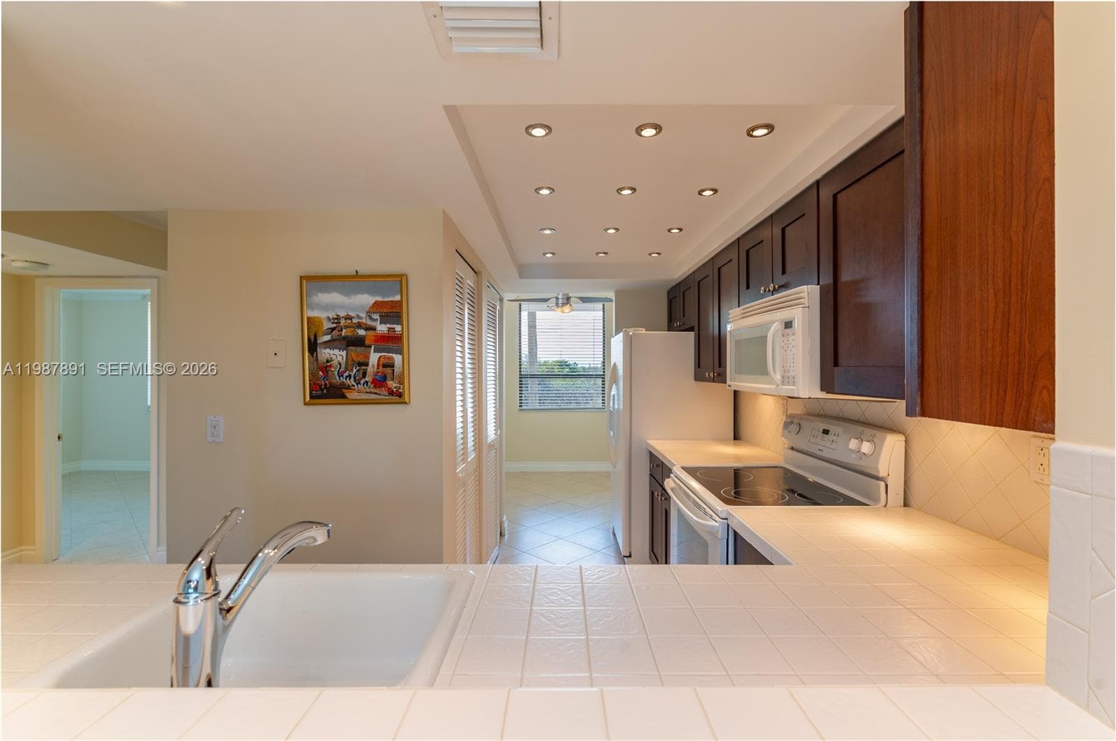 545 SE 12th St 305 photo 14