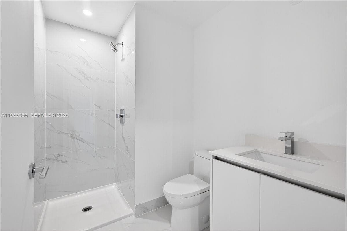700 NE 24 2606 photo 23