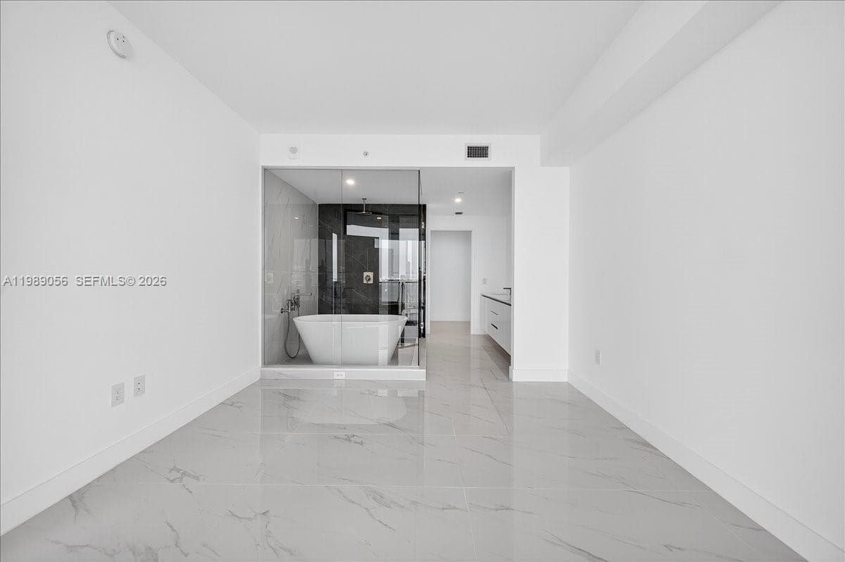 700 NE 24 2606 photo 13