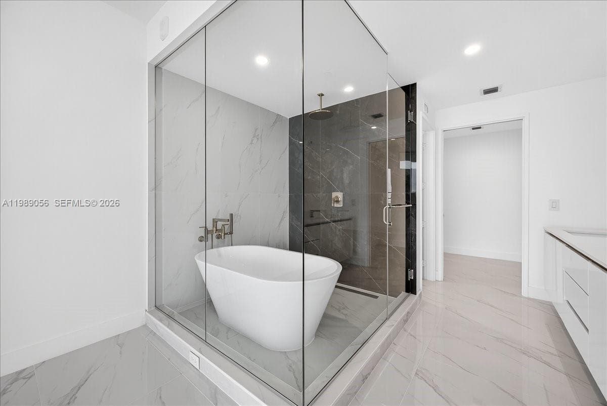 700 NE 24 2606 photo 14