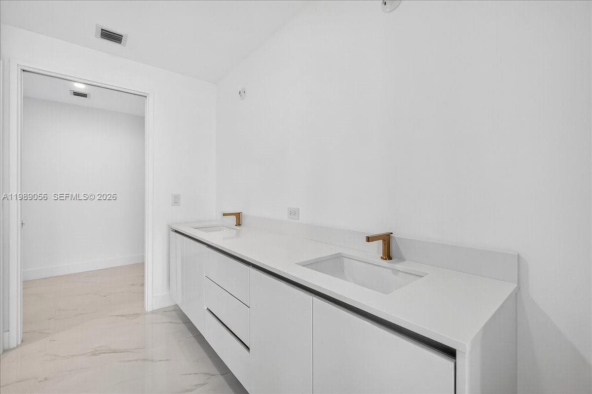 700 NE 24 2606 photo 18