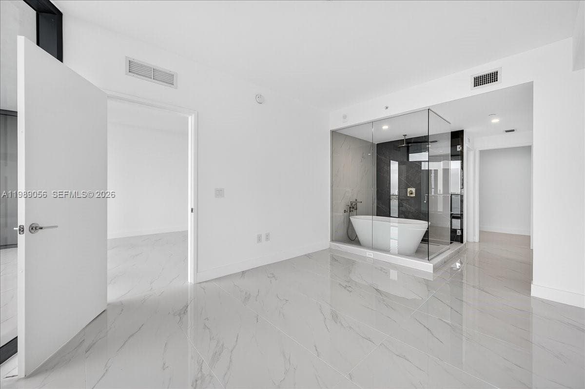 700 NE 24 2606 photo 15