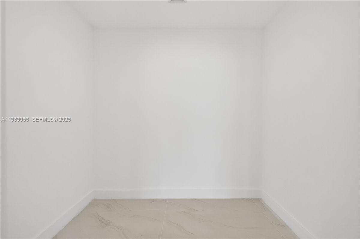 700 NE 24 2606 photo 19